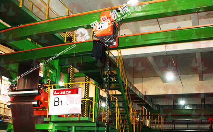 在狹小的空間裏，電動青青草在线视频免费观看吊裝大型設備的主要安全技術